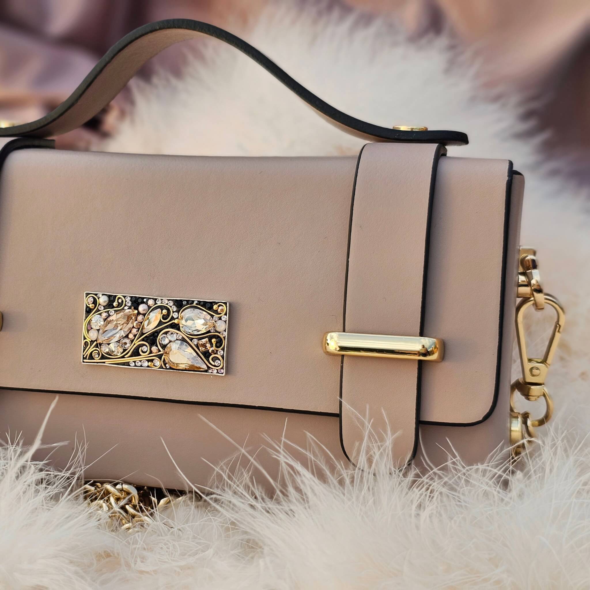 Antique Pink leather mini clutch Kat’Art – geantă mini clutc din piele naturală verde mentă, decorată cu argint 925 și cristale premium, realizată manual.