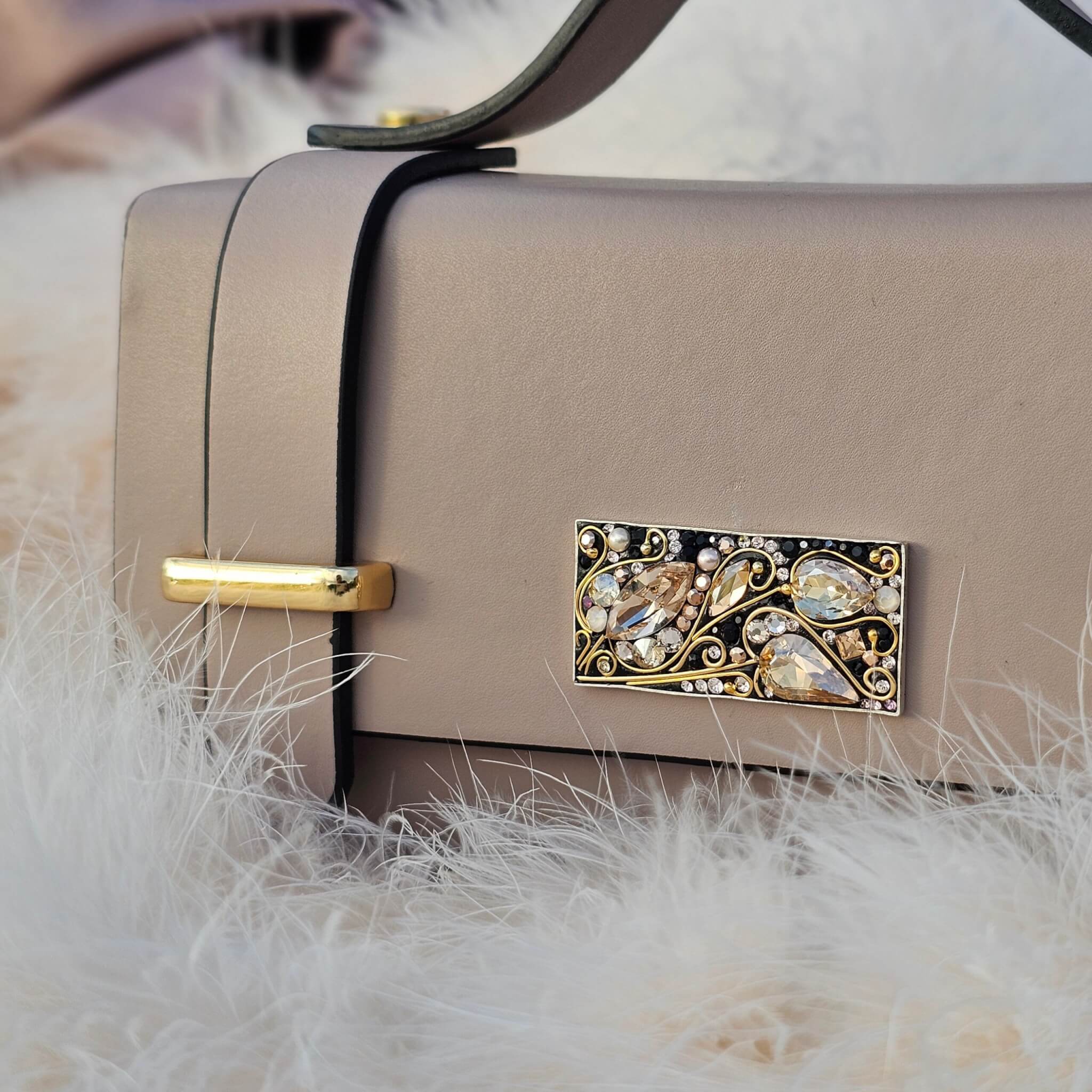 Antique Pink leather mini clutch Kat’Art – geantă mini clutc din piele naturală verde mentă, decorată cu argint 925 și cristale premium, realizată manual.