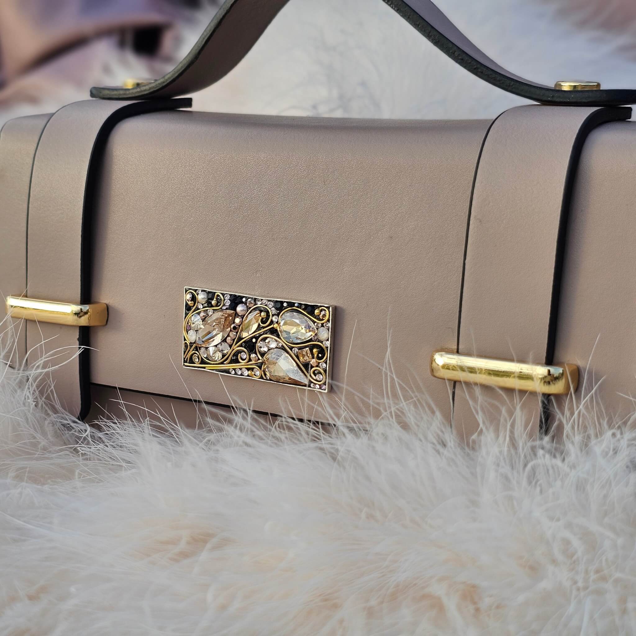 Antique Pink leather mini clutch Kat’Art – geantă mini clutc din piele naturală verde mentă, decorată cu argint 925 și cristale premium, realizată manual.