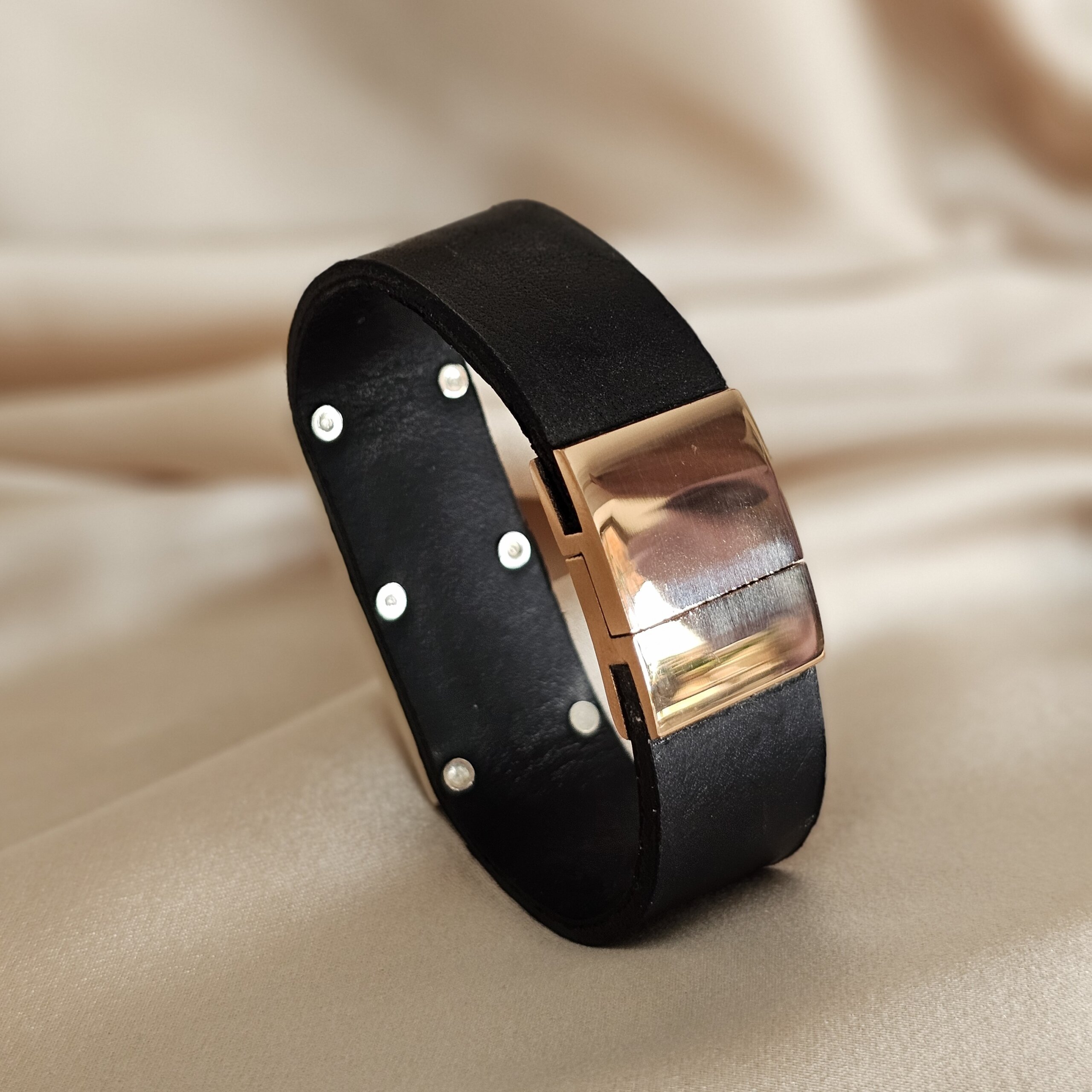 Bratara Black-Gold leather bracelet Kat’Art – geantă mini clutc din piele naturală verde mentă, decorată cu argint 925 și cristale premium, realizată manual.
