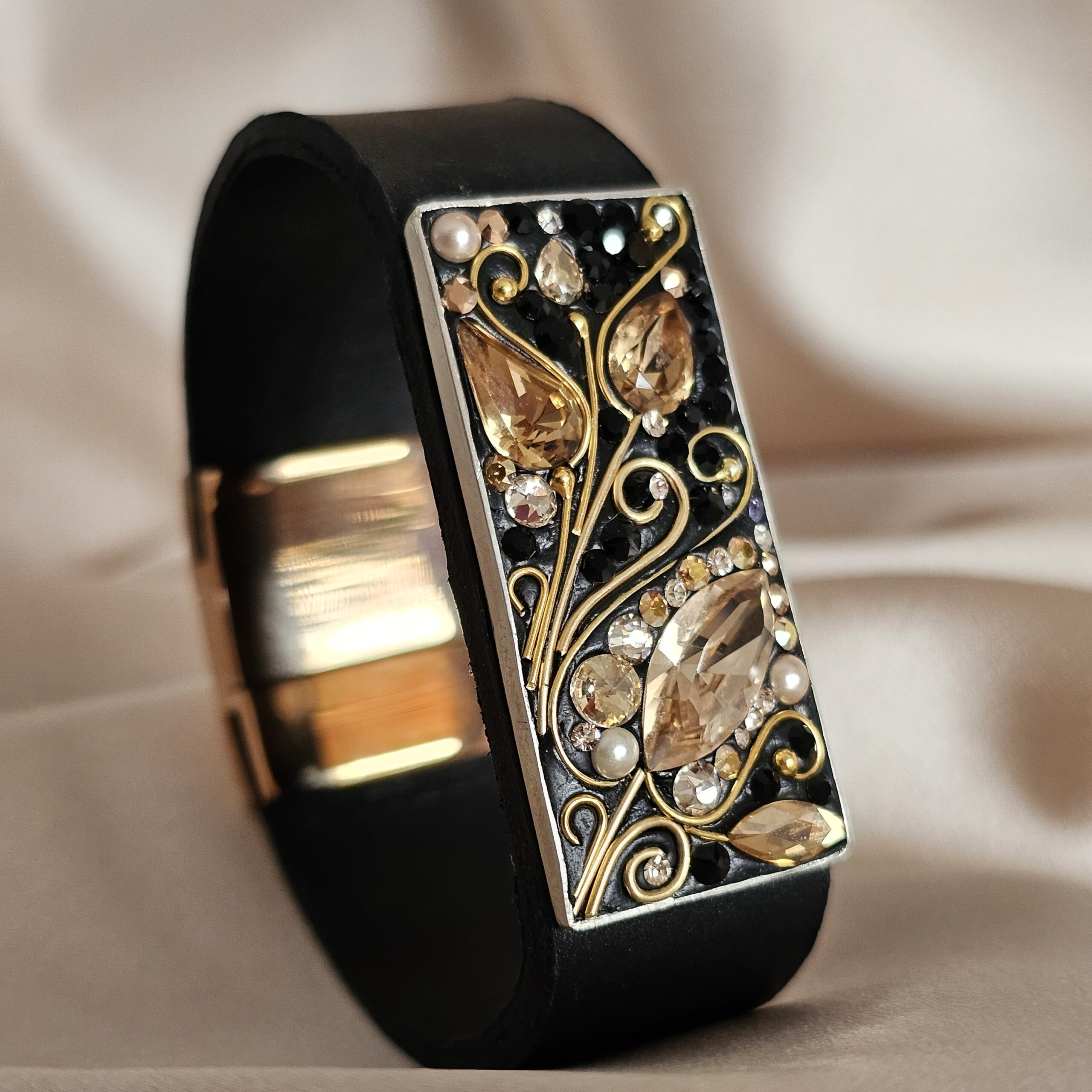 Bratara Black-Gold leather bracelet Kat’Art – geantă mini clutc din piele naturală verde mentă, decorată cu argint 925 și cristale premium, realizată manual.