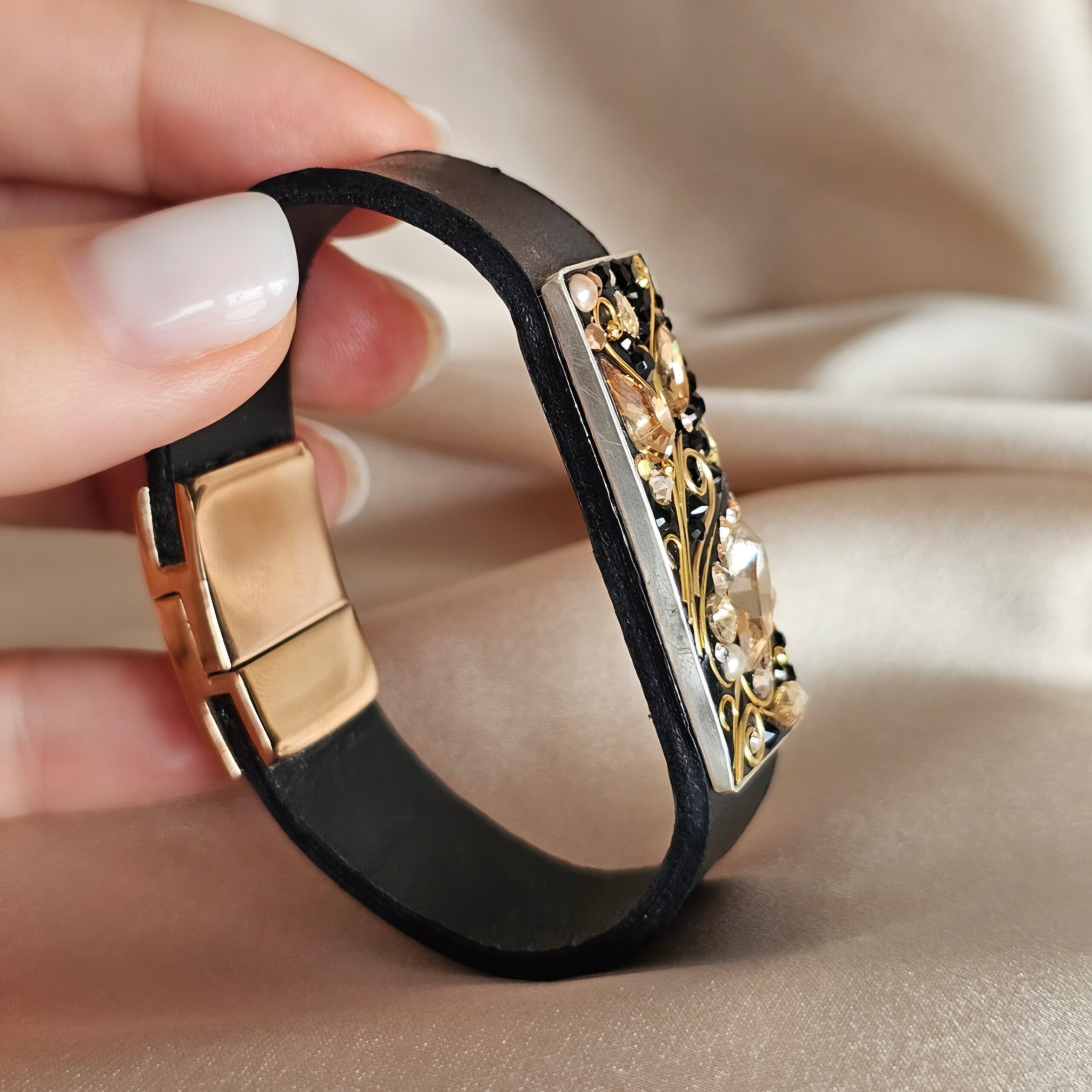 Bratara Black-Gold leather bracelet Kat’Art – geantă mini clutc din piele naturală verde mentă, decorată cu argint 925 și cristale premium, realizată manual.